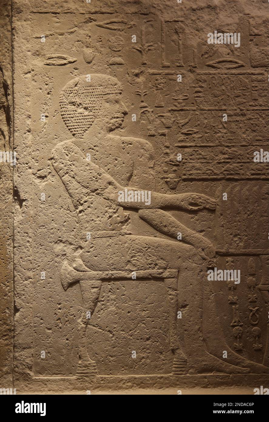 Nefersche Stele (Würdenträger). Nefer ist im Sitzen geschnitzt. Das Alte Ägypten. Detail. Barracco Museum of Antique Sculpture. Rom. Italien. Stockfoto