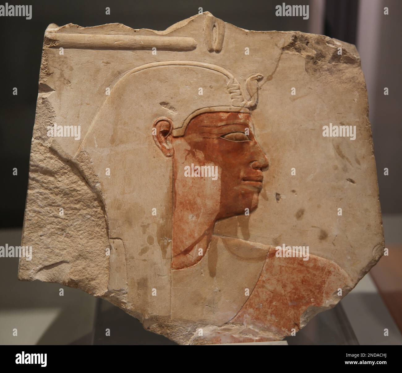 Fragmentrelief von Amenhotep I (1525-1504 v. Chr.). Neues Königreich, Dynastie XVIII Lackierter Kalkstein. Aus Oberägypten, großer Amon-Tempel in Karnak, cha Stockfoto