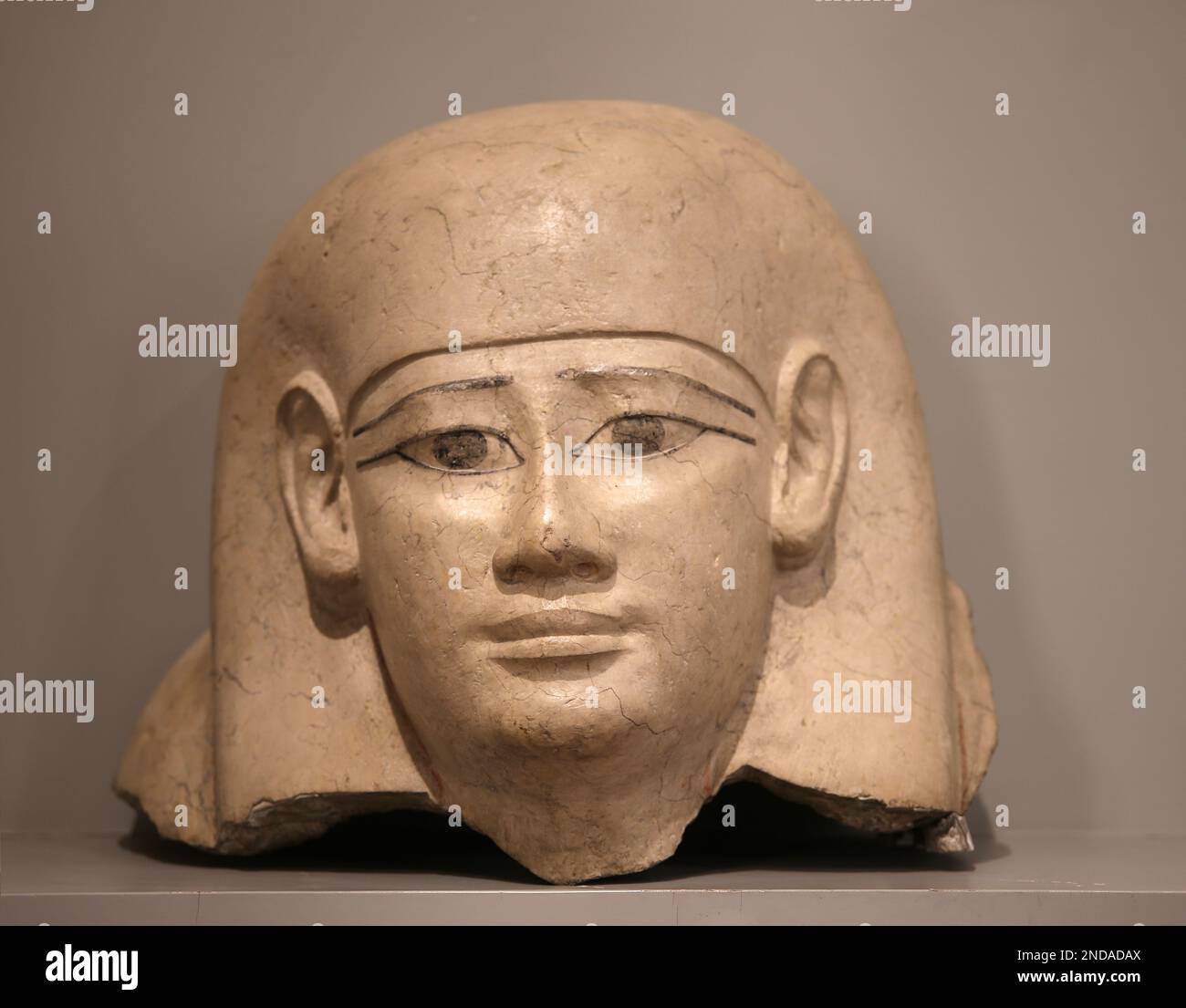 Fragment eines Sarkophagedeckels. Frühe Ptolemaiezeit (3. Jahrhundert v. Chr.) Verputzter und lackierter Kalkstein. Ägypten. Stockfoto