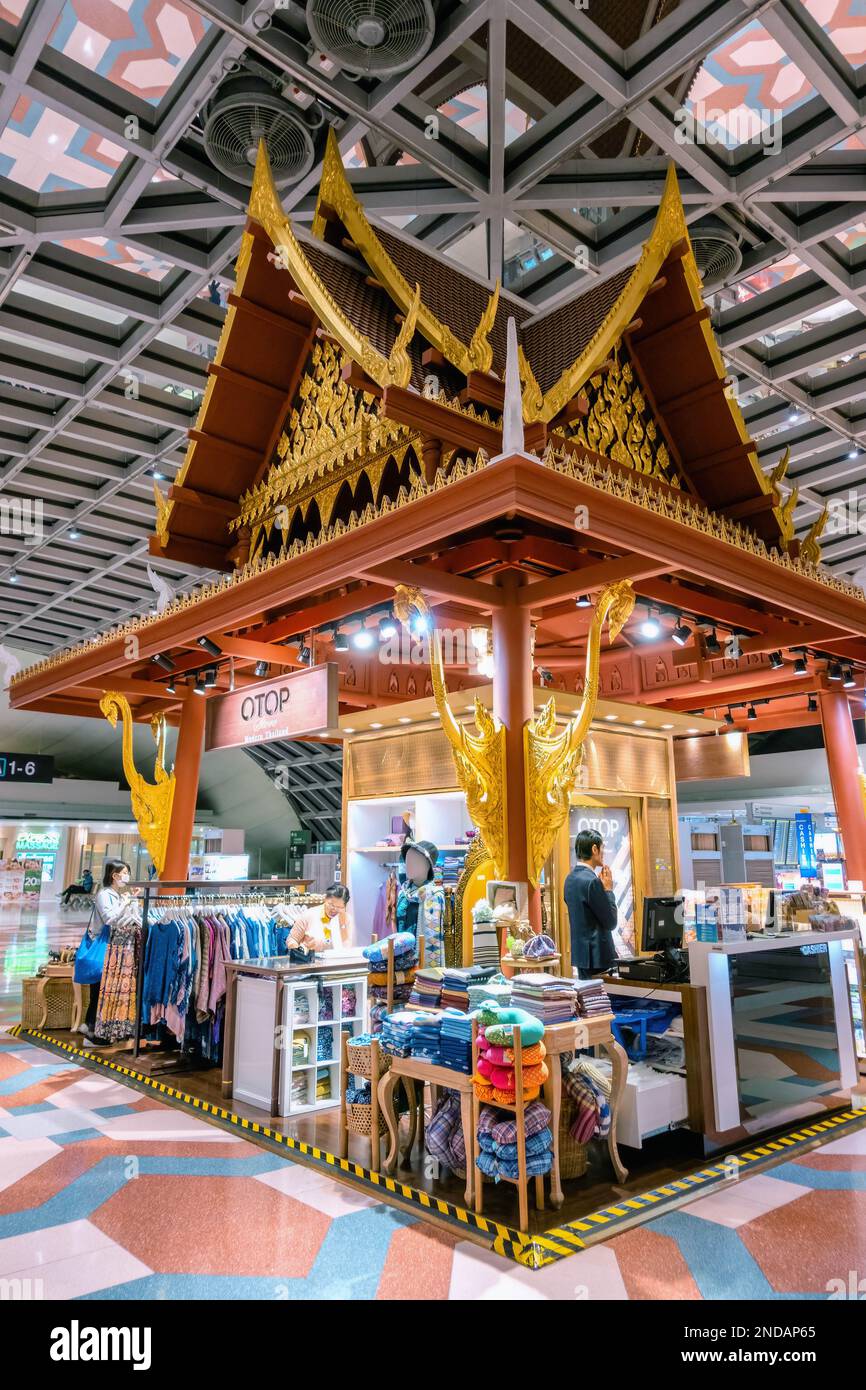 Wunderschöner Duty-Free-Shop, erbaut als goldener traditioneller thailändischer Pavillon, Flughafen Suvarnabhumi, vertikales Foto. BANGKOK, THAILAND - 31. DEZEMBER 2019 Stockfoto
