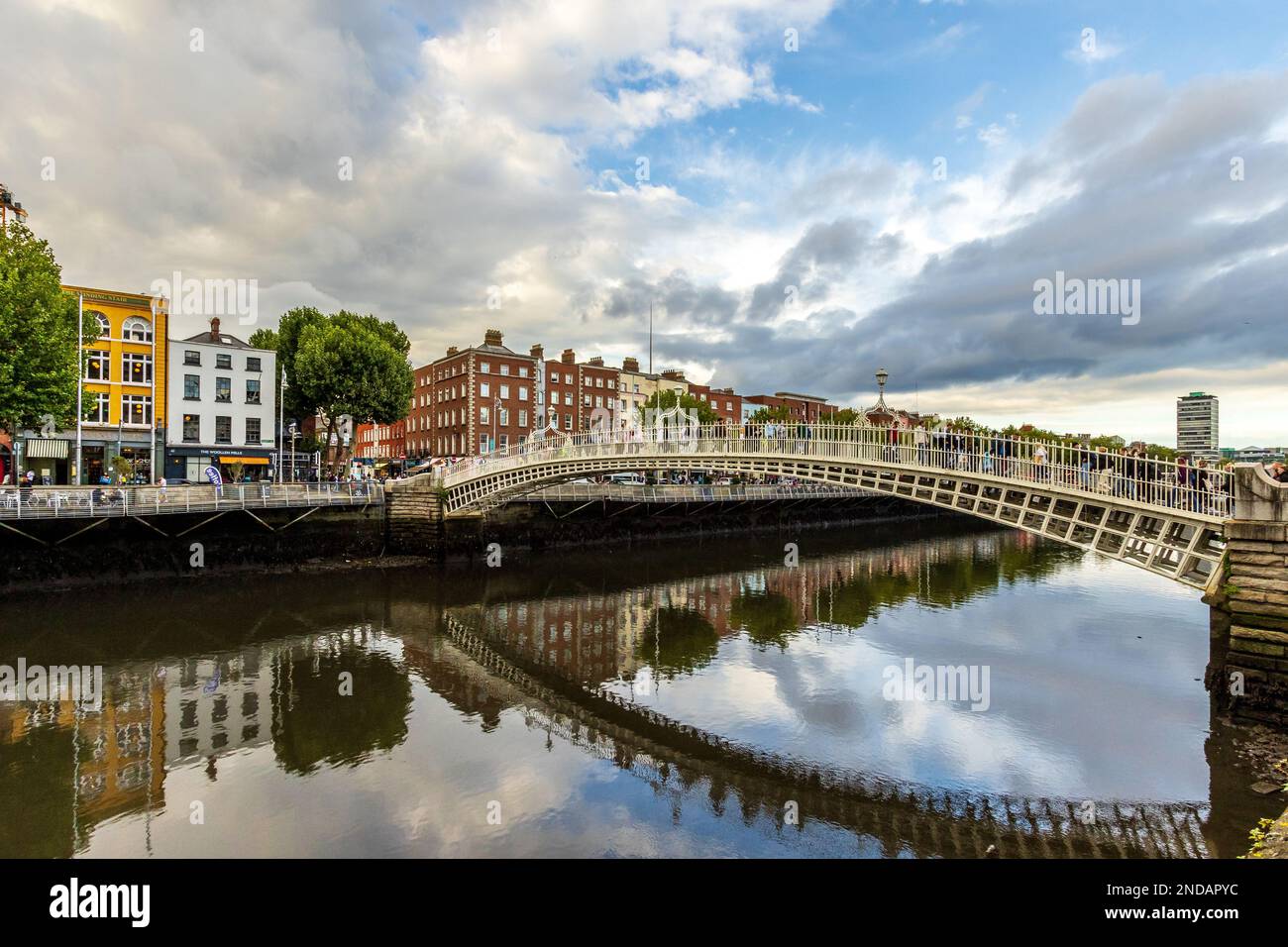 Ha'Penny Bridge an einem schönen Tag Dublin Irland Stockfoto