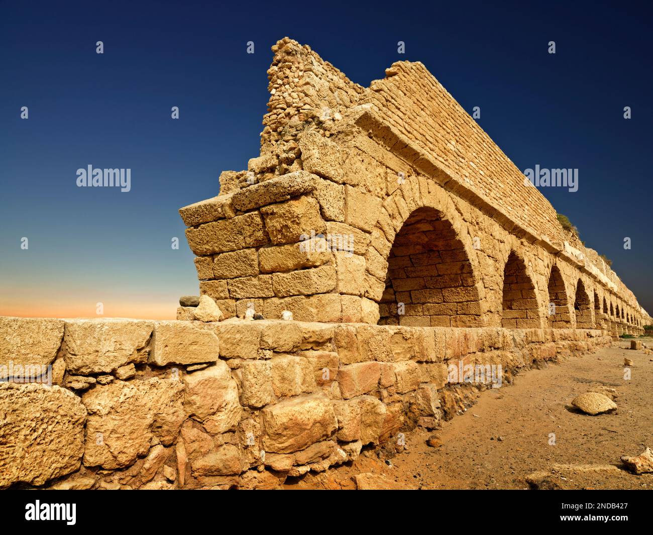 Israel, Caesarea, das Hadrianaquädukt von Caesarea Maritima. Erbaut von Herodes in (37 v. Chr. bis 4 v. Chr.) Stockfoto