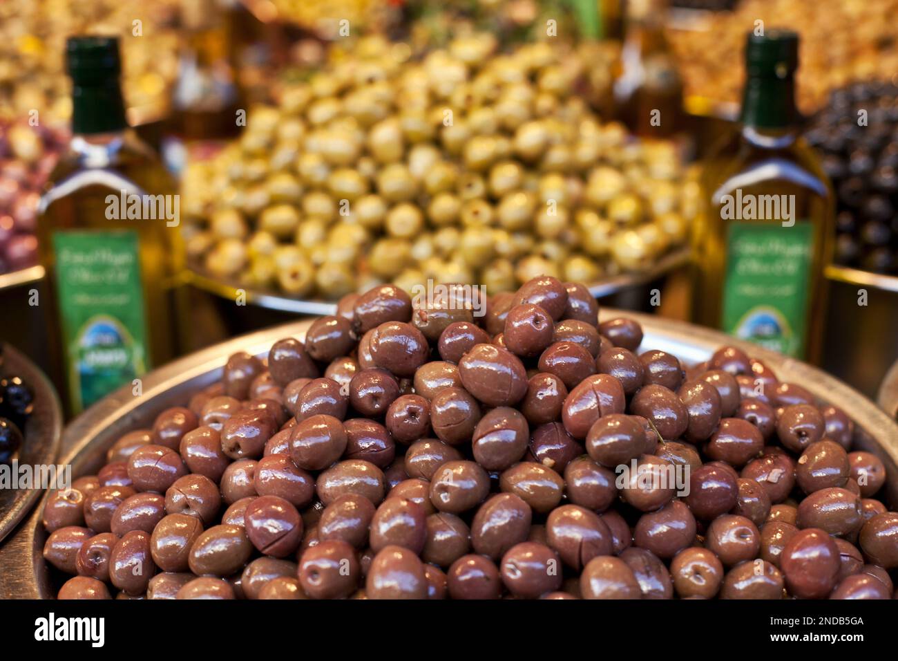 Israel, Tel Aviv, Carmel Market, Ausstellung mit braunen Oliven Stockfoto