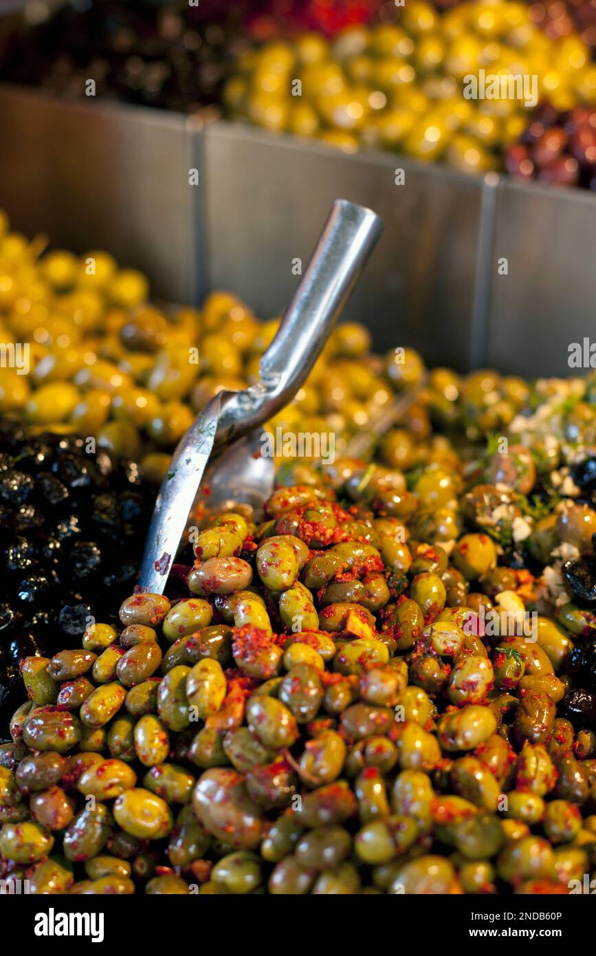 Israel Tel Aviv Carmel-Markt, Oliven auf dem Display zu verkaufen Stockfoto