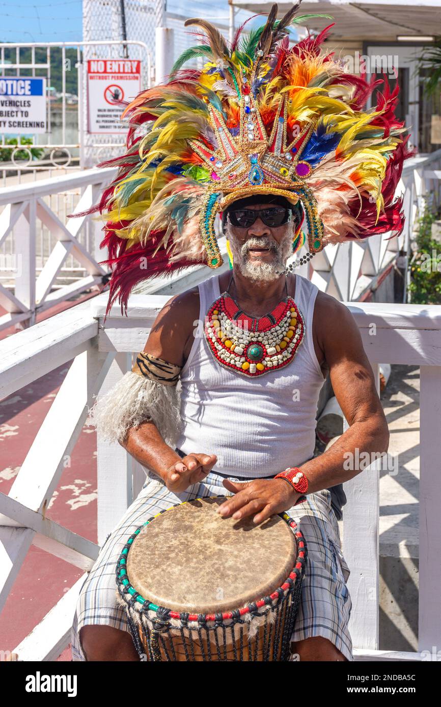 Einheimischer Schlagzeuger mit farbenfrohem Kopfschmuck am Heritage Quay, St. John's, Antigua, Antigua und Barbuda, den kleinen Antillen, Karibik Stockfoto