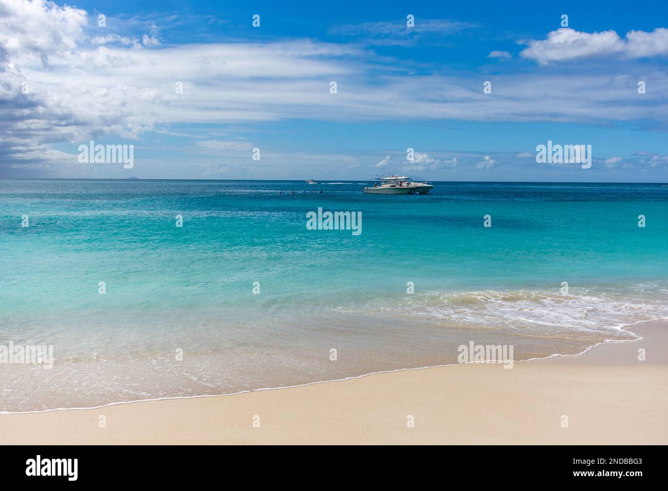 Wasserrand am tropischen Turner's Beach, Antigua, Antigua und Barbuda, kleine Antillen, Karibik Stockfoto
