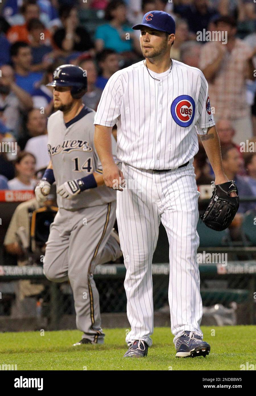 Chicago Cubs starting pitcher Randy Wells, right, returns to the mound after giving up a three-run home run to Milwaukee Brewers' Casey McGehee, left, during the fourth inning of a baseball game Monday, Aug. 2, 2010 at Wrigley Field in Chicago. (AP Photo/Charles Rex Arbogast) Stockfoto