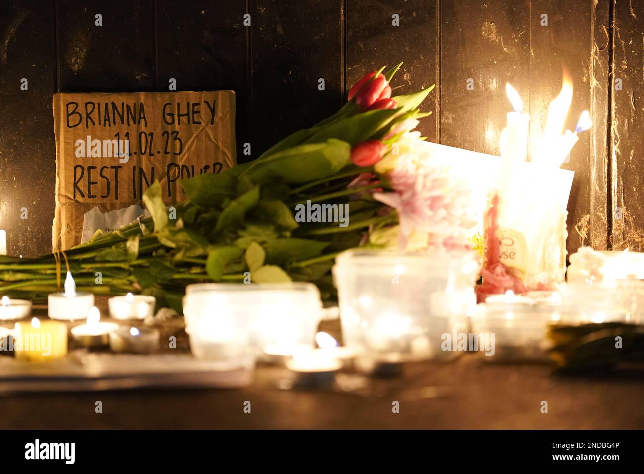 Eine Kerzenwache vor dem Bildungsministerium in London, zum Gedenken an die transsexuelle Teenagerin Brianna Ghey, die am Samstag tödlich in einem Park erstochen wurde. Die 16-jährige aus Birchwood in Warrington, Cheshire, wurde gefunden, als sie verwundet auf einem Pfad in Linear Park, Culcheth, lag. Bilddatum: Mittwoch, 15. Februar 2023. Stockfoto