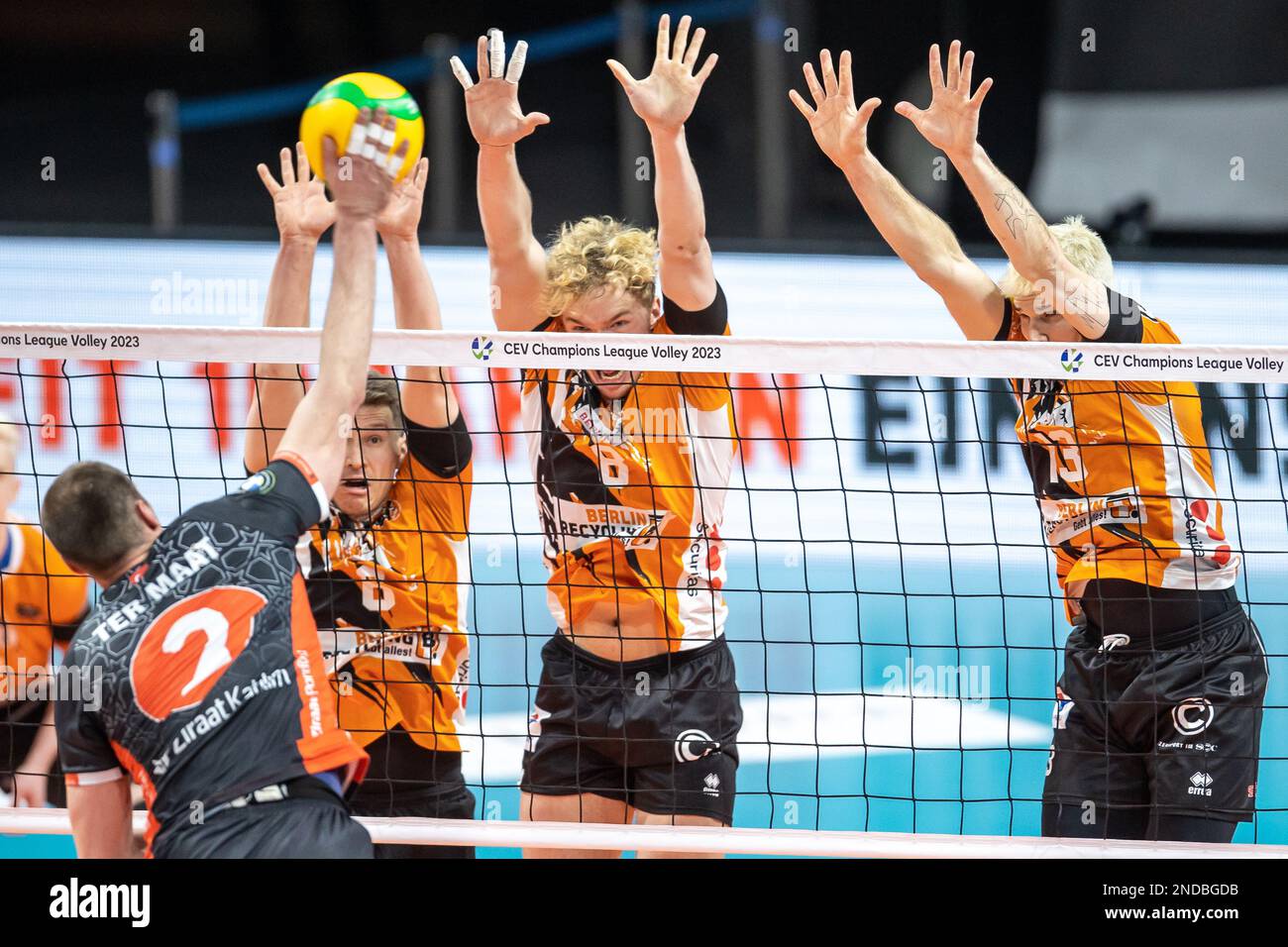 Berlin, Deutschland. 15. Februar 2023. Volleyball, Männer: Champions League, Berlin Volleys - Ziraat Bankasi, Knockout-Runde, 16. Runde, 2. Beine, Max-Schmeling-Halle. Wouter ter Maat (l-r) von Ziraat Bankasi spielt den Ball gegen den Berliner Block Johannes Tille, Anton Brehme und Ruben Schott. Kredit: Andreas Gora/dpa/Alamy Live News Stockfoto