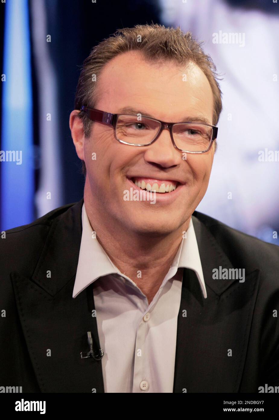 Author Andrew Morton is interviewed about his new book "Angelina: An Unauthorized Biography," about Angelina Jolie, on the "Fox & Friends," television program in New York Monday, Aug. 2, 2010. Openly billed as "Unauthorized," the book includes intimate details on her troubled childhood, on such past lovers as Billy Bob Thornton and Timothy Hutton and, of course, her years with Brad Pitt. (AP Photo/Richard Drew) Stockfoto