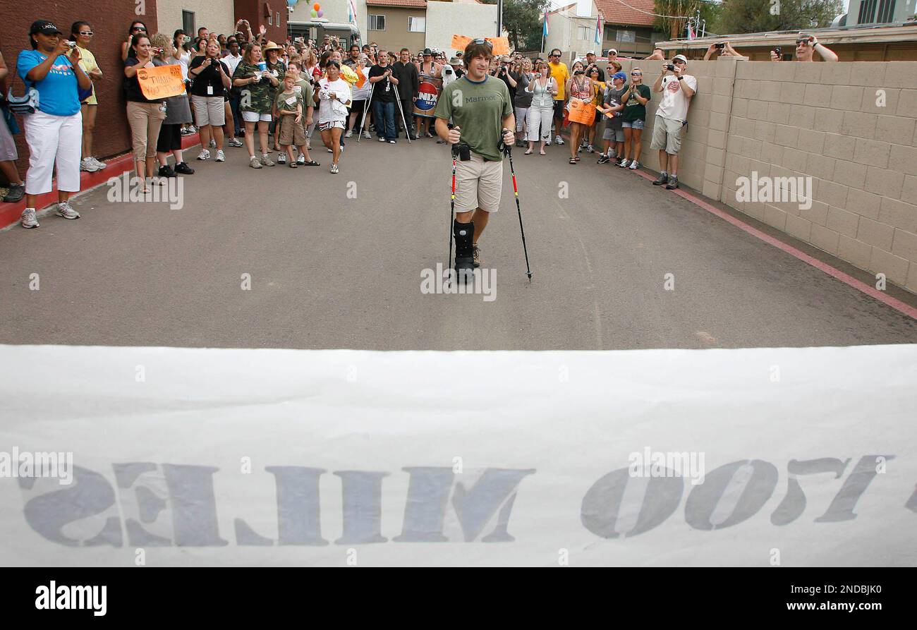 With a large crowd of supporters behind him, country music recording artist Jimmy Wayne nears the finish line of his "Meet Me Halfway" solo walk halfway across America in Phoenix Sunday, Aug. 1, 2010. Wayne's 1,700 mile walk, which began in Nashville, Tenn. on Jan. 1, 2010, and ended at HomeBase Youth Service in Phoenix, was to raise awareness for at-risk kids and homeless youth. (AP Photo/Ralph Freso) Stockfoto