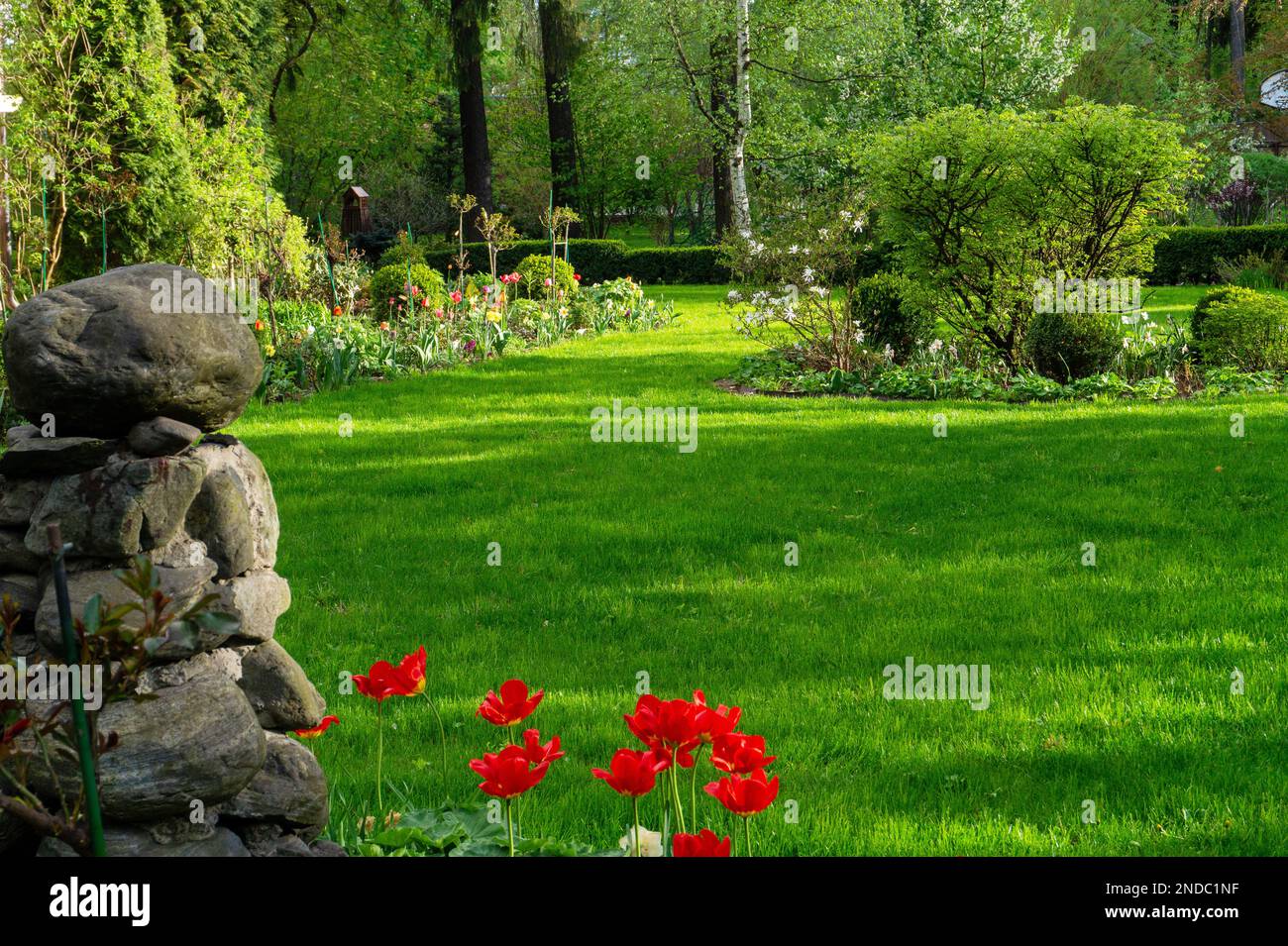 Atemberaubende Natur bei Sonnenuntergang im russischen Garten in der Nähe des Herrenhauses - Schönheit der Natur in Russland! Stockfoto