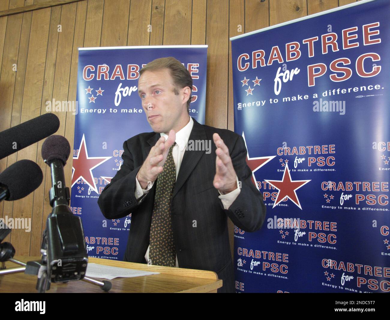 Brad Crabtree, the Democratic candidate for North Dakota public service commissioner, speaks during a news conference on Thursday, July 29, 2010, at the state Democratic headquarters in Bismarck, N.D. (AP Photo/Dale Wetzel) Stockfoto