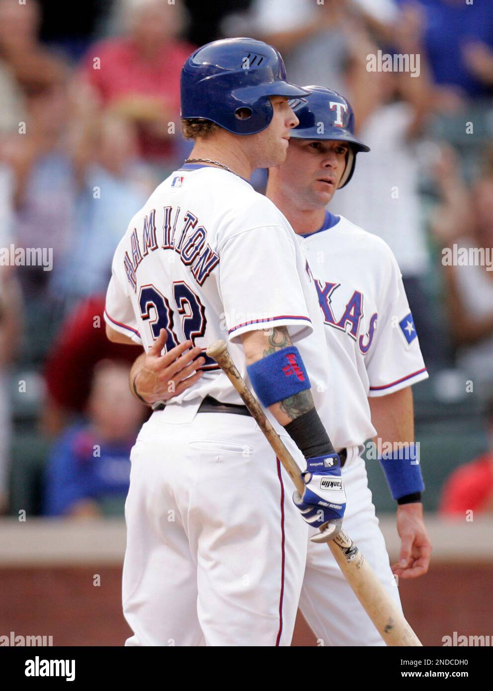 Texas Rangers' Josh Hamilton (32) gets a pat from Michael Young, right, during the first inning of a baseball game against the Oakland Athletics in Arlington, Texas, Tuesday, July 27, 2010. (AP Photo/Mike Fuentes) Stockfoto