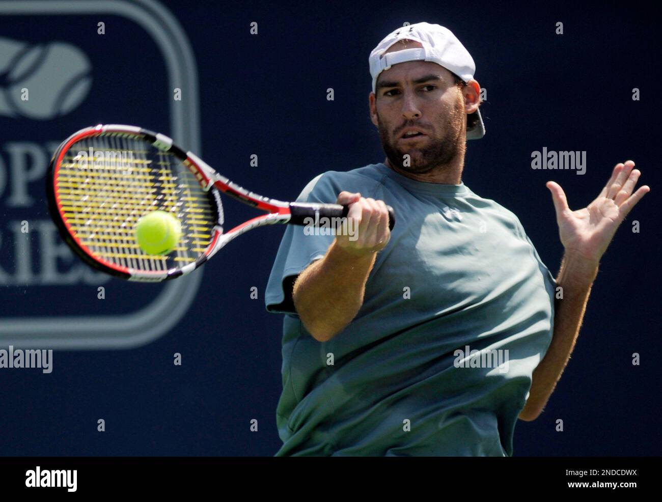 Robby Ginepri hits a forehand return during his win over Ilija Bozoljac of Serbia, at the Farmers Classic tennis tournament on Tuesday, July 27, 2010, in Los Angeles. (AP Photo/Adam Lau) Stockfoto
