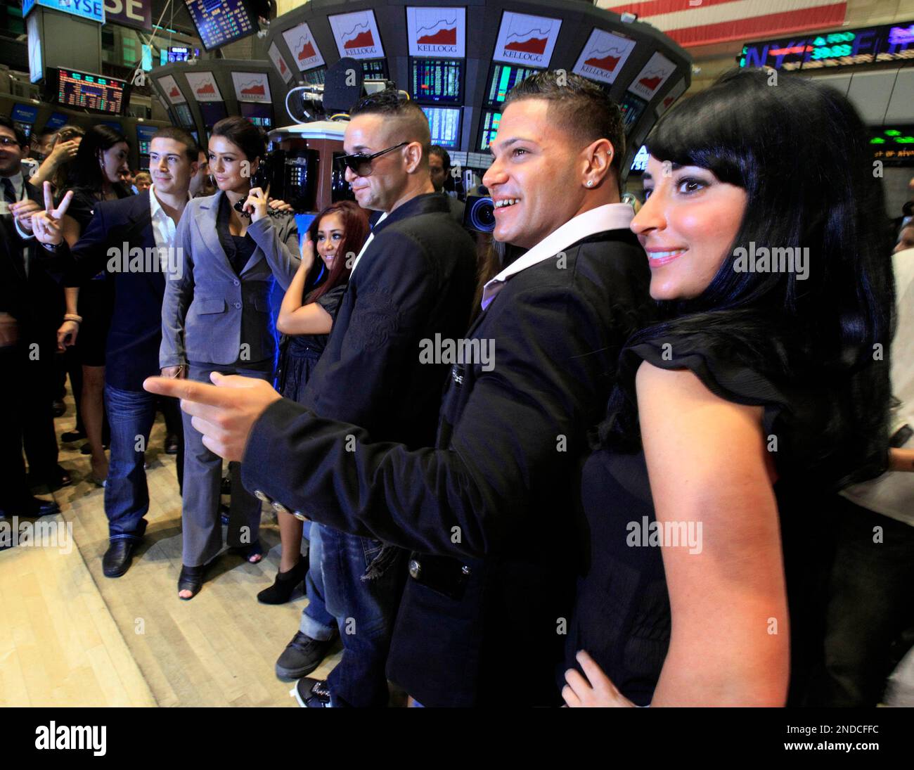 Cast members of MTV's "Jersey Shore" reality series pose for photos after ringing the opening bell of the New York Stock Exchange Tuesday, July 27, 2010. They are, from left: Vinny Guadagnino; Jenni "J-Woww" Farley; Nicole "Snooki" Polizzi; Michael "The Situation" Sorrentino; Ronnie Ortiz; Angelina "Jolie" Pivarnick. (AP Photo/Richard Drew) Stockfoto