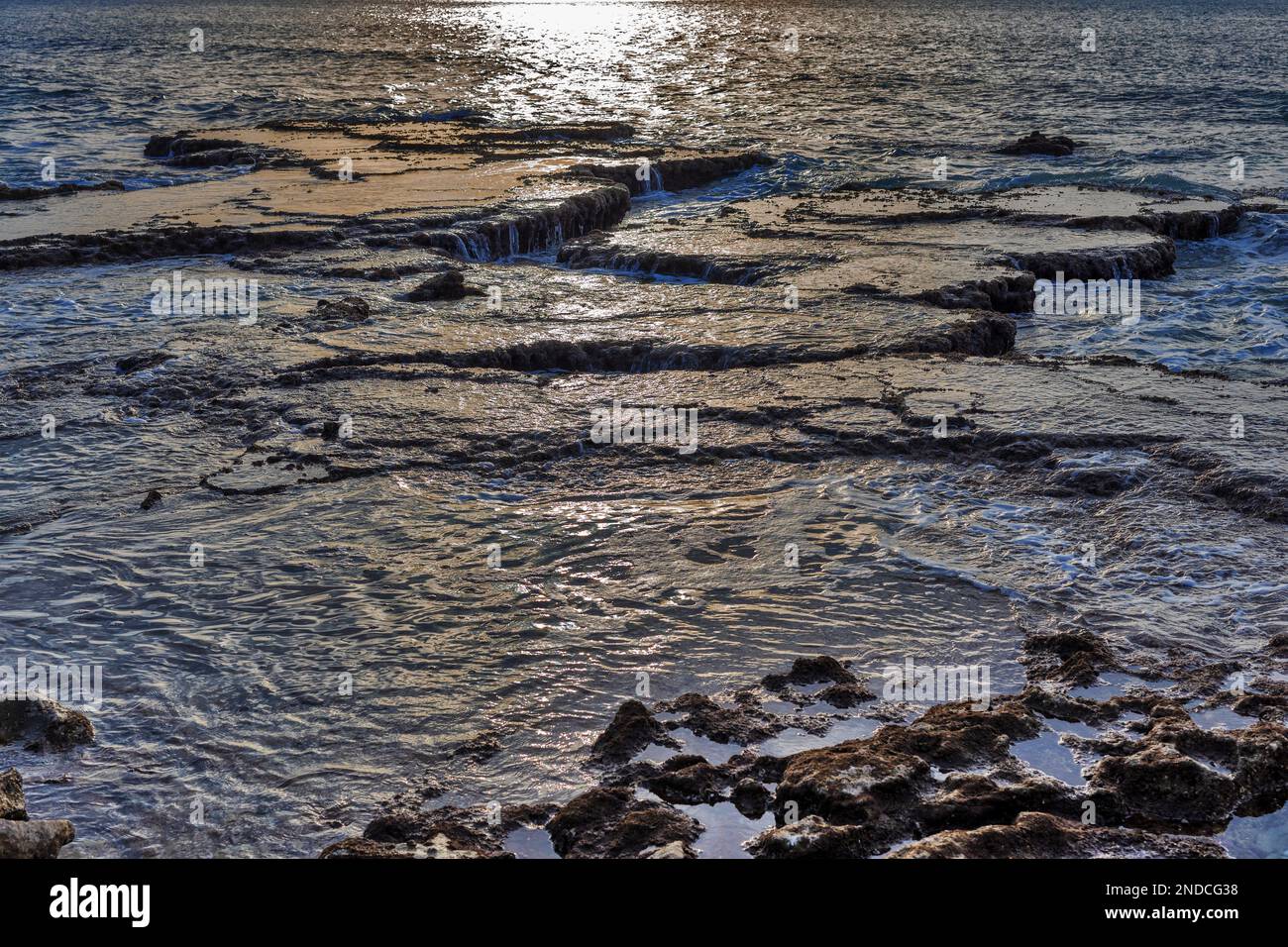 Blick von oben, dramatische Meereslandschaft im Hintergrund, düsteres Meer und Wellen, Küste mit Muscheln, wilde Landschaft im Spätherbst, bewölktes Wetter Stockfoto