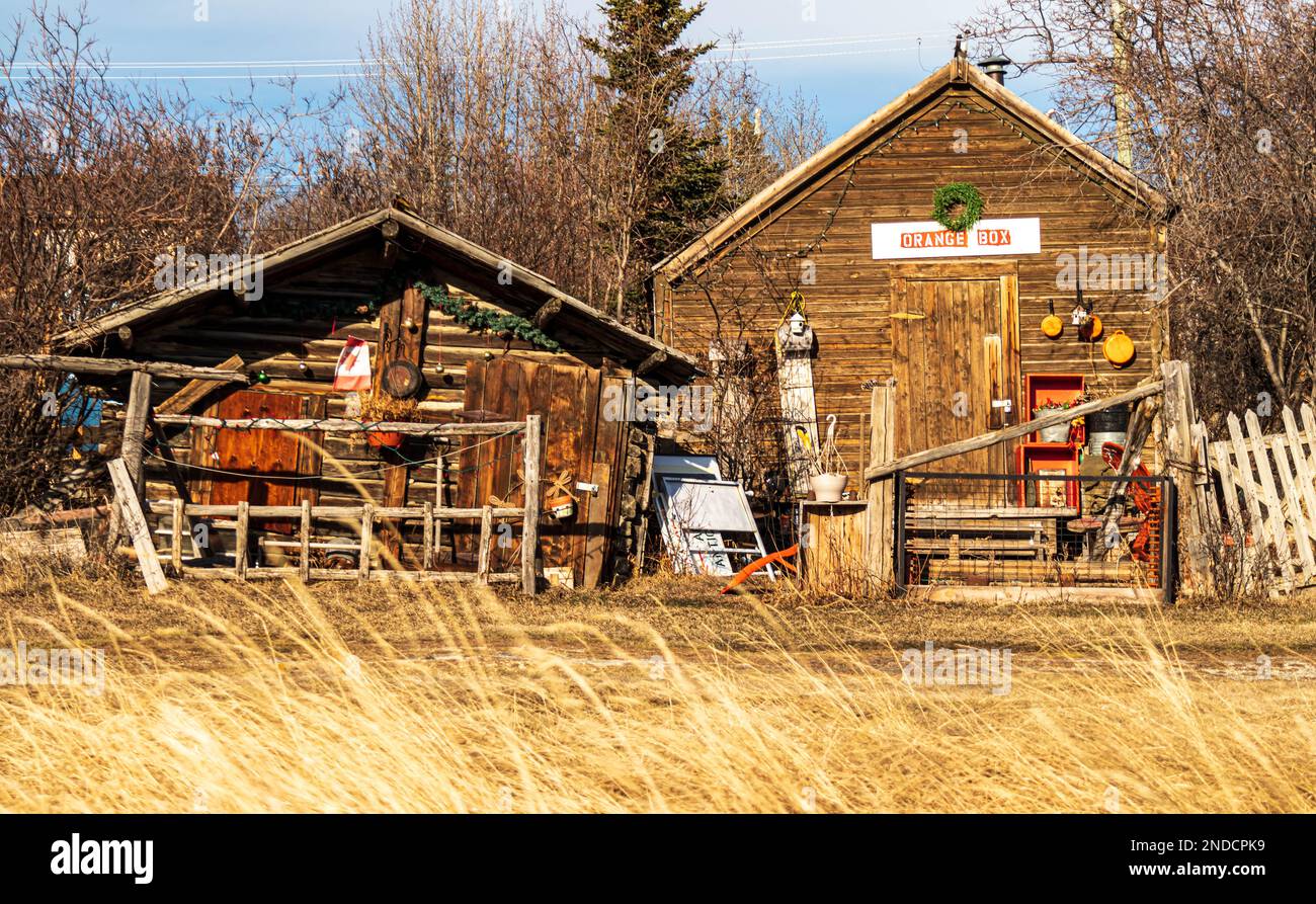 Pioniergebäude in Atlin, British Columbia, werden immer noch genutzt. Atlin liegt im traditionellen Ureinwohnergebiet der Tlingit-Bewohner des Taku-Flusses. Stockfoto