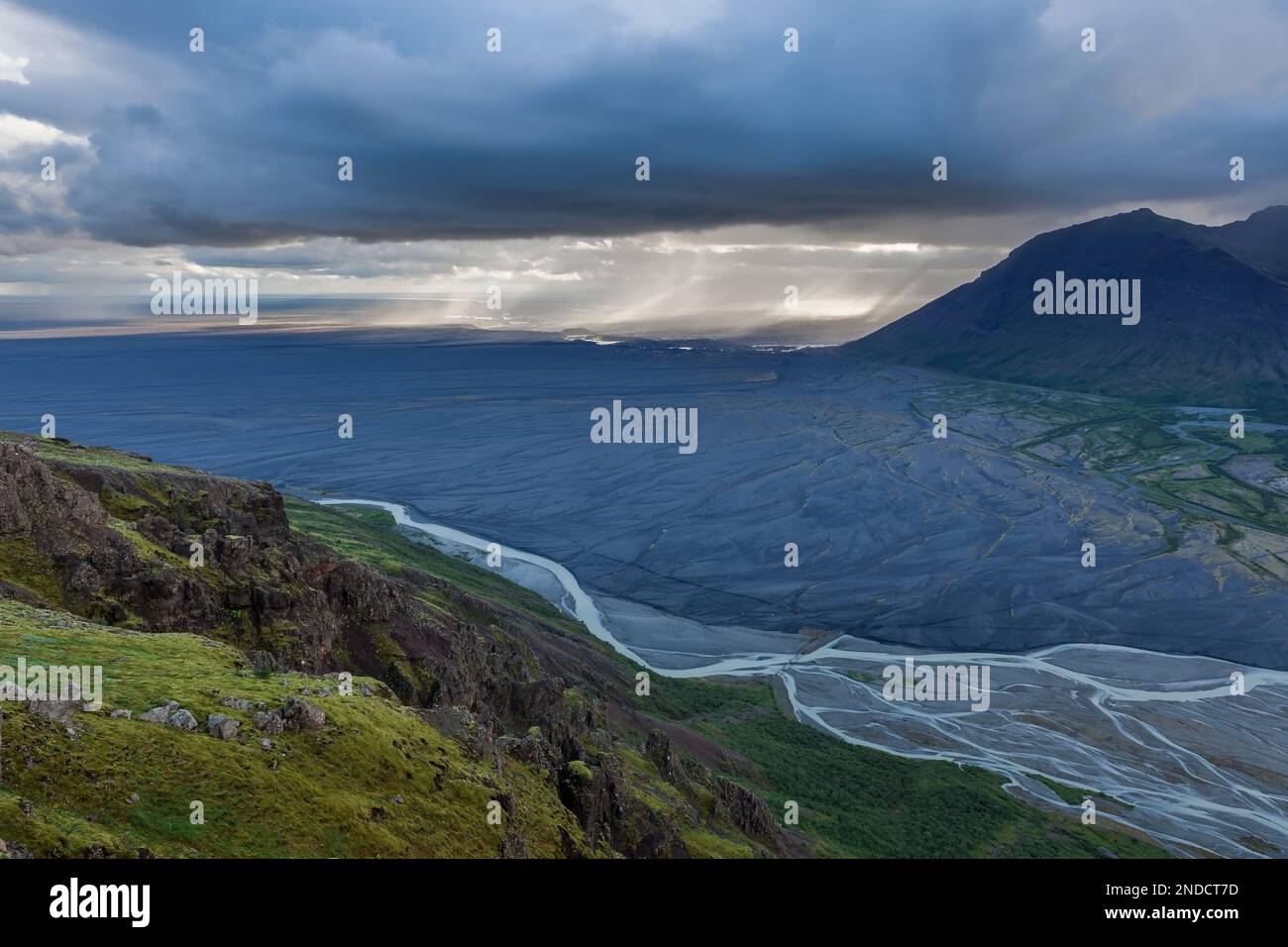 Luftaufnahme des Moränengletscherflusses in Südisland. Tote schwarze Vulkanwüste, die sich bis zum Horizont erstreckt. Stockfoto