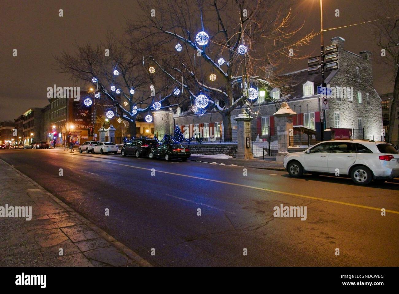 Château Ramesay à Montréal de nuit en hiver avec les décorations de Noël. Schloss Ramesay in Montreal bei Nacht im Winter mit weihnachtsdekorationen Stockfoto