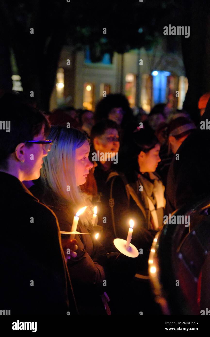 Kerzenlicht Vigil für Brianna Ghey (Manchester). Sackville Gardens, Manchester, Großbritannien. 15. Februar 2023 Eine Candlelight-Wache für Brianna Ghey, eine Transgender-Frau, die am Samstag, den 11. Februar, in Culcheth Linear Park, Warrington, Cheshire, erstochen wurde. Sie war 16 Jahre alt. Ein Mädchen aus Warrington, Cheshire und ein Junge aus Leigh, Lancashire, beide im Alter von 15 Jahren, wurden wegen Mordes angeklagt. Credit Mark Lear/Alamy Live News Stockfoto