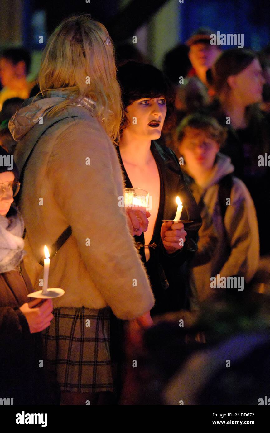 Kerzenlicht Vigil für Brianna Ghey (Manchester). Sackville Gardens, Manchester, Großbritannien. 15. Februar 2023 Eine Candlelight-Wache für Brianna Ghey, eine Transgender-Frau, die am Samstag, den 11. Februar, in Culcheth Linear Park, Warrington, Cheshire, erstochen wurde. Sie war 16 Jahre alt. Ein Mädchen aus Warrington, Cheshire und ein Junge aus Leigh, Lancashire, beide im Alter von 15 Jahren, wurden wegen Mordes angeklagt. Credit Mark Lear/Alamy Live News Stockfoto