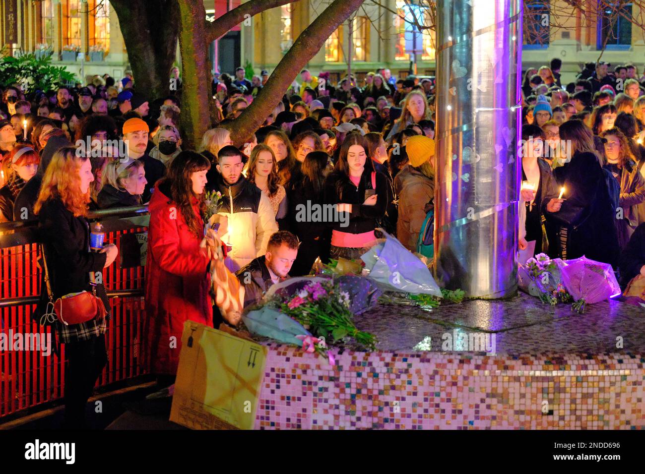 Kerzenlicht Vigil für Brianna Ghey (Manchester). Sackville Gardens, Manchester, Großbritannien. 15. Februar 2023 Eine Candlelight-Wache für Brianna Ghey, eine Transgender-Frau, die am Samstag, den 11. Februar, in Culcheth Linear Park, Warrington, Cheshire, erstochen wurde. Sie war 16 Jahre alt. Ein Mädchen aus Warrington, Cheshire und ein Junge aus Leigh, Lancashire, beide im Alter von 15 Jahren, wurden wegen Mordes angeklagt. Credit Mark Lear/Alamy Live News Stockfoto