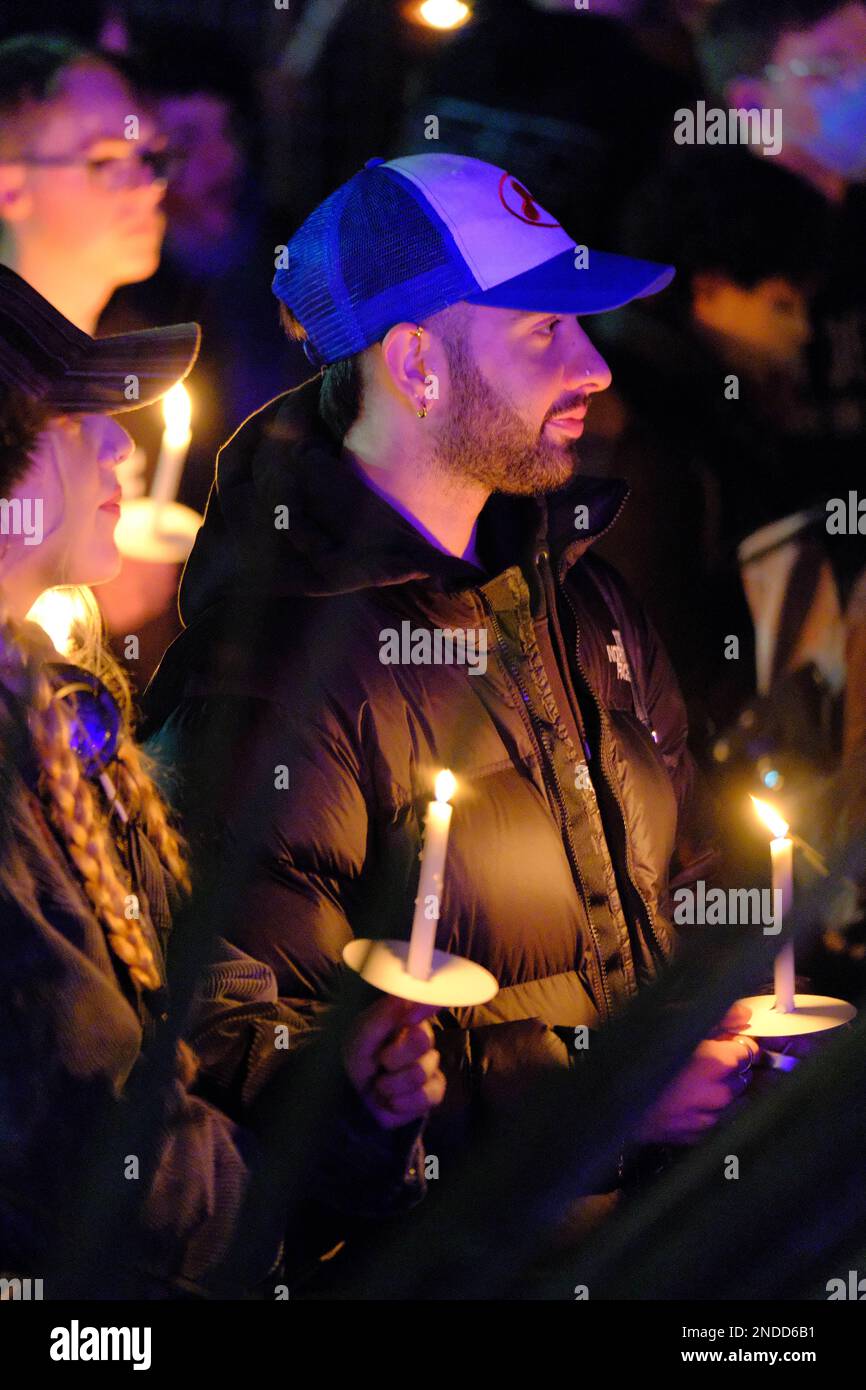 Kerzenlicht Vigil für Brianna Ghey (Manchester). Sackville Gardens, Manchester, Großbritannien. 15. Februar 2023 Eine Candlelight-Wache für Brianna Ghey, eine Transgender-Frau, die am Samstag, den 11. Februar, in Culcheth Linear Park, Warrington, Cheshire, erstochen wurde. Sie war 16 Jahre alt. Ein Mädchen aus Warrington, Cheshire und ein Junge aus Leigh, Lancashire, beide im Alter von 15 Jahren, wurden wegen Mordes angeklagt. Credit Mark Lear/Alamy Live News Stockfoto