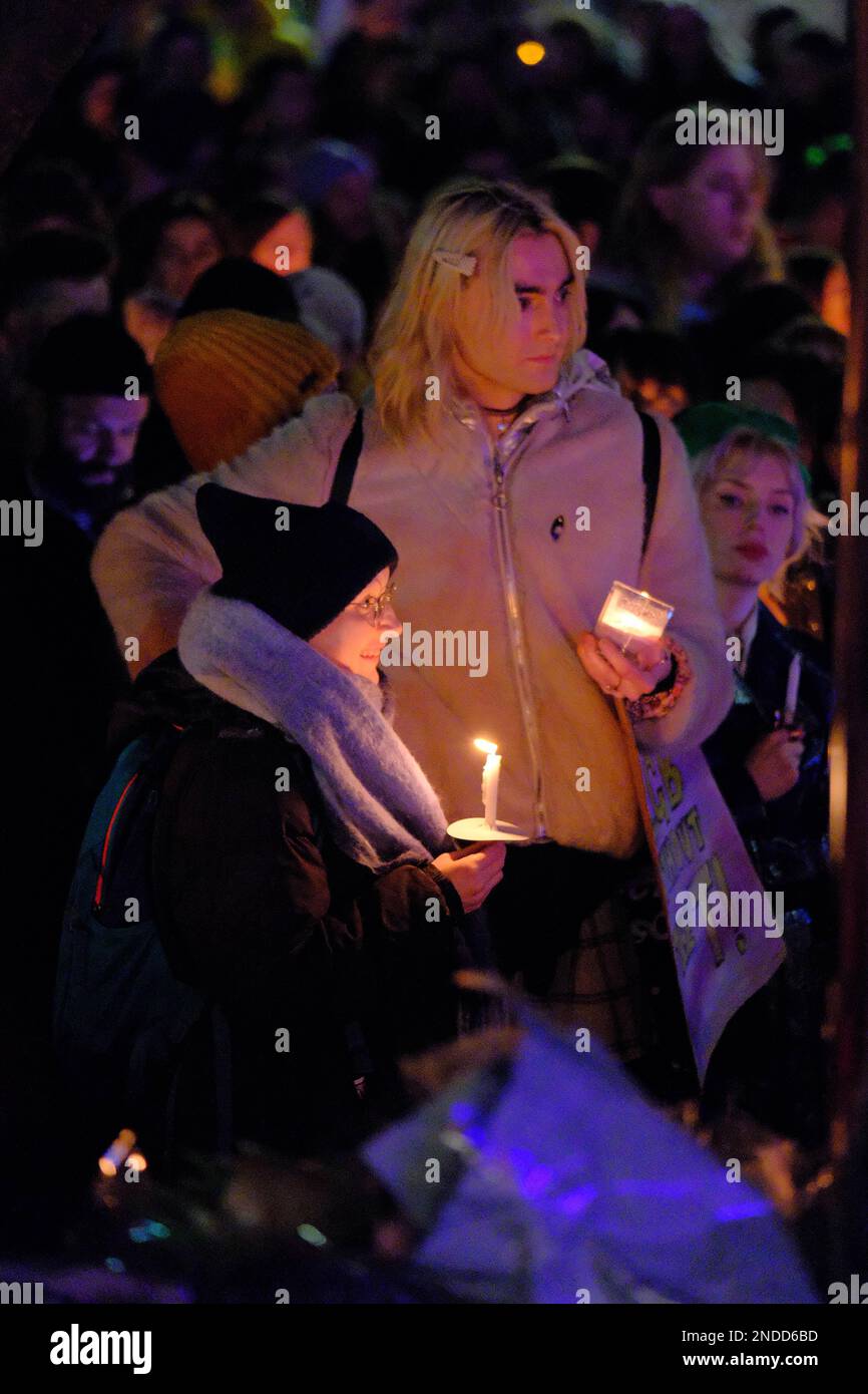 Kerzenlicht Vigil für Brianna Ghey (Manchester). Sackville Gardens, Manchester, Großbritannien. 15. Februar 2023 Eine Candlelight-Wache für Brianna Ghey, eine Transgender-Frau, die am Samstag, den 11. Februar, in Culcheth Linear Park, Warrington, Cheshire, erstochen wurde. Sie war 16 Jahre alt. Ein Mädchen aus Warrington, Cheshire und ein Junge aus Leigh, Lancashire, beide im Alter von 15 Jahren, wurden wegen Mordes angeklagt. Credit Mark Lear/Alamy Live News Stockfoto