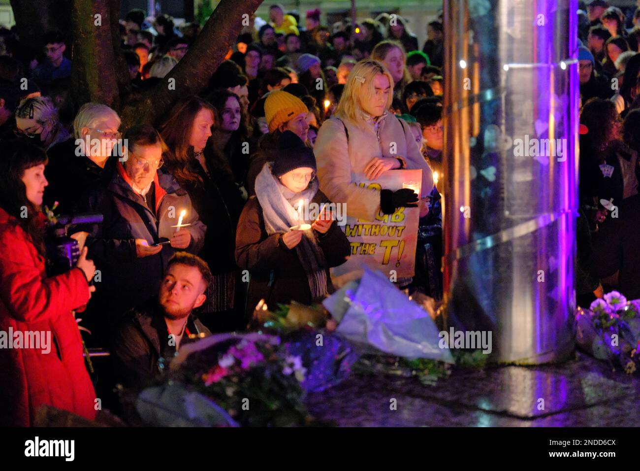 Kerzenlicht Vigil für Brianna Ghey (Manchester). Sackville Gardens, Manchester, Großbritannien. 15. Februar 2023 Eine Candlelight-Wache für Brianna Ghey, eine Transgender-Frau, die am Samstag, den 11. Februar, in Culcheth Linear Park, Warrington, Cheshire, erstochen wurde. Sie war 16 Jahre alt. Ein Mädchen aus Warrington, Cheshire und ein Junge aus Leigh, Lancashire, beide im Alter von 15 Jahren, wurden wegen Mordes angeklagt. Credit Mark Lear/Alamy Live News Stockfoto