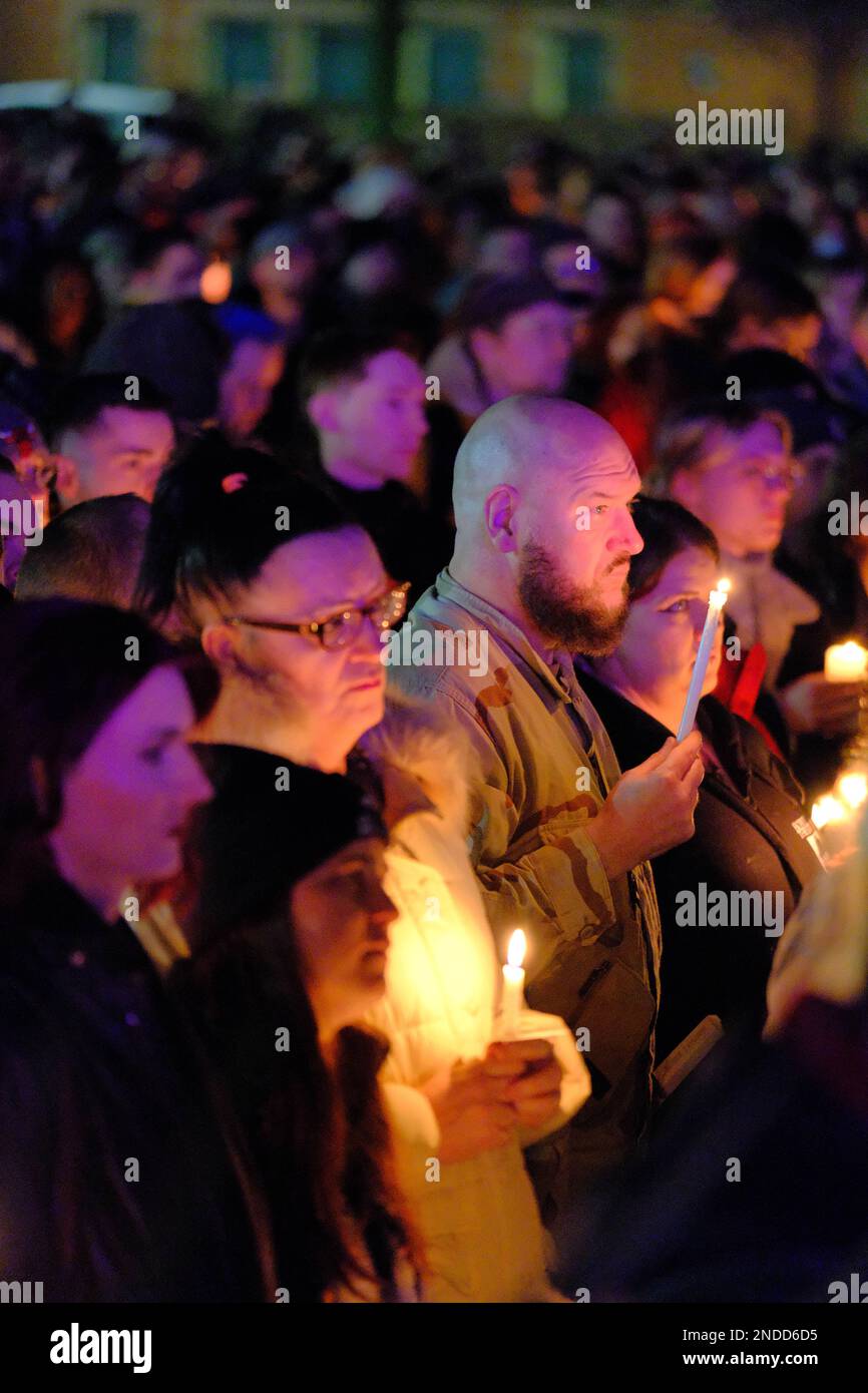 Kerzenlicht Vigil für Brianna Ghey (Manchester). Sackville Gardens, Manchester, Großbritannien. 15. Februar 2023 Eine Candlelight-Wache für Brianna Ghey, eine Transgender-Frau, die am Samstag, den 11. Februar, in Culcheth Linear Park, Warrington, Cheshire, erstochen wurde. Sie war 16 Jahre alt. Ein Mädchen aus Warrington, Cheshire und ein Junge aus Leigh, Lancashire, beide im Alter von 15 Jahren, wurden wegen Mordes angeklagt. Credit Mark Lear/Alamy Live News Stockfoto