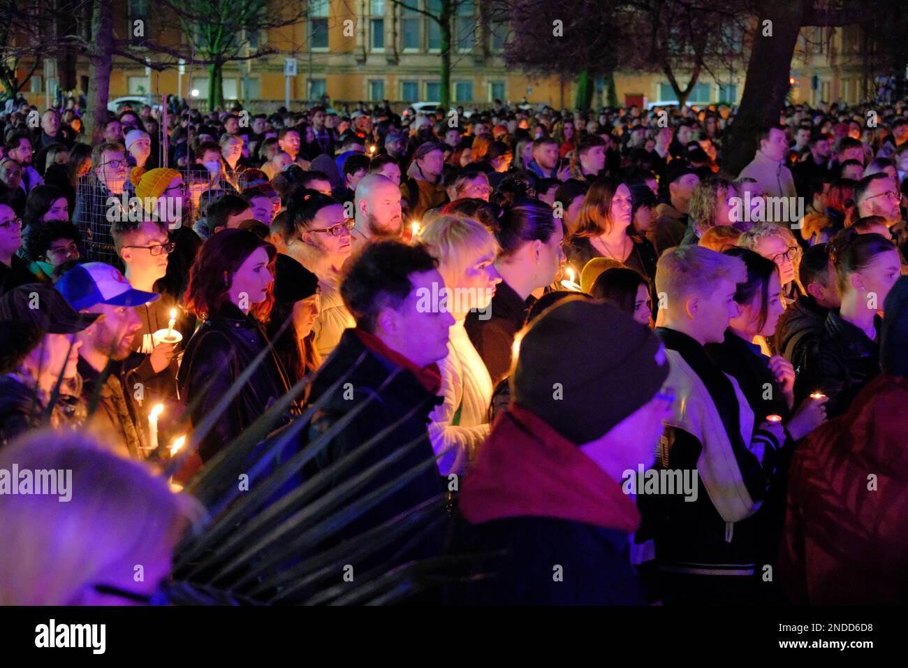 Kerzenlicht Vigil für Brianna Ghey (Manchester). Sackville Gardens, Manchester, Großbritannien. 15. Februar 2023 Eine Candlelight-Wache für Brianna Ghey, eine Transgender-Frau, die am Samstag, den 11. Februar, in Culcheth Linear Park, Warrington, Cheshire, erstochen wurde. Sie war 16 Jahre alt. Ein Mädchen aus Warrington, Cheshire und ein Junge aus Leigh, Lancashire, beide im Alter von 15 Jahren, wurden wegen Mordes angeklagt. Credit Mark Lear/Alamy Live News Stockfoto