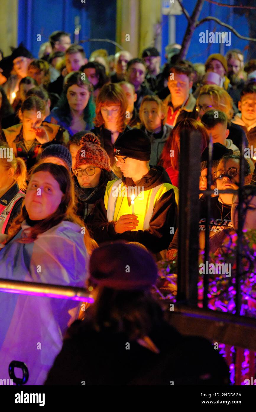 Kerzenlicht Vigil für Brianna Ghey (Manchester). Sackville Gardens, Manchester, Großbritannien. 15. Februar 2023 Eine Candlelight-Wache für Brianna Ghey, eine Transgender-Frau, die am Samstag, den 11. Februar, in Culcheth Linear Park, Warrington, Cheshire, erstochen wurde. Sie war 16 Jahre alt. Ein Mädchen aus Warrington, Cheshire und ein Junge aus Leigh, Lancashire, beide im Alter von 15 Jahren, wurden wegen Mordes angeklagt. Credit Mark Lear/Alamy Live News Stockfoto