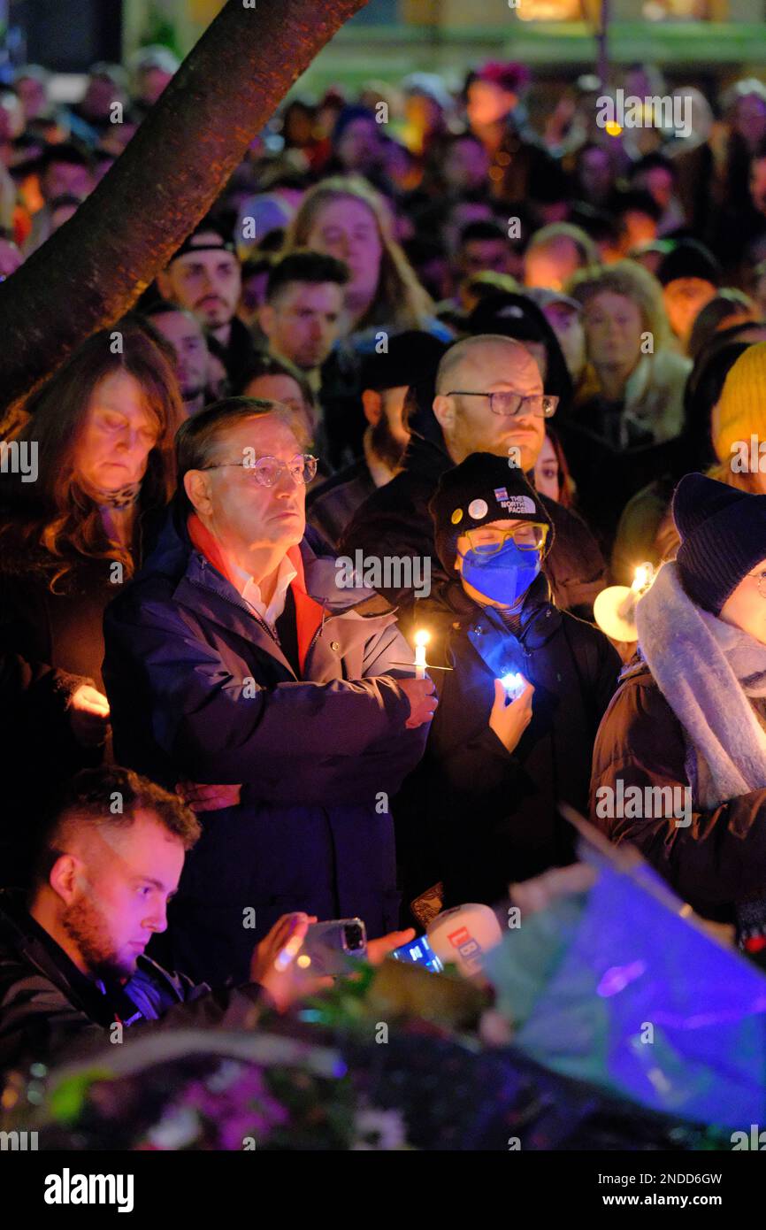 Kerzenlicht Vigil für Brianna Ghey (Manchester). Sackville Gardens, Manchester, Großbritannien. 15. Februar 2023 Eine Candlelight-Wache für Brianna Ghey, eine Transgender-Frau, die am Samstag, den 11. Februar, in Culcheth Linear Park, Warrington, Cheshire, erstochen wurde. Sie war 16 Jahre alt. Ein Mädchen aus Warrington, Cheshire und ein Junge aus Leigh, Lancashire, beide im Alter von 15 Jahren, wurden wegen Mordes angeklagt. Credit Mark Lear/Alamy Live News Stockfoto