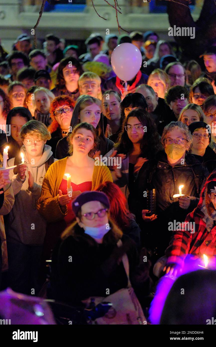 Kerzenlicht Vigil für Brianna Ghey (Manchester). Sackville Gardens, Manchester, Großbritannien. 15. Februar 2023 Eine Candlelight-Wache für Brianna Ghey, eine Transgender-Frau, die am Samstag, den 11. Februar, in Culcheth Linear Park, Warrington, Cheshire, erstochen wurde. Sie war 16 Jahre alt. Ein Mädchen aus Warrington, Cheshire und ein Junge aus Leigh, Lancashire, beide im Alter von 15 Jahren, wurden wegen Mordes angeklagt. Credit Mark Lear/Alamy Live News Stockfoto