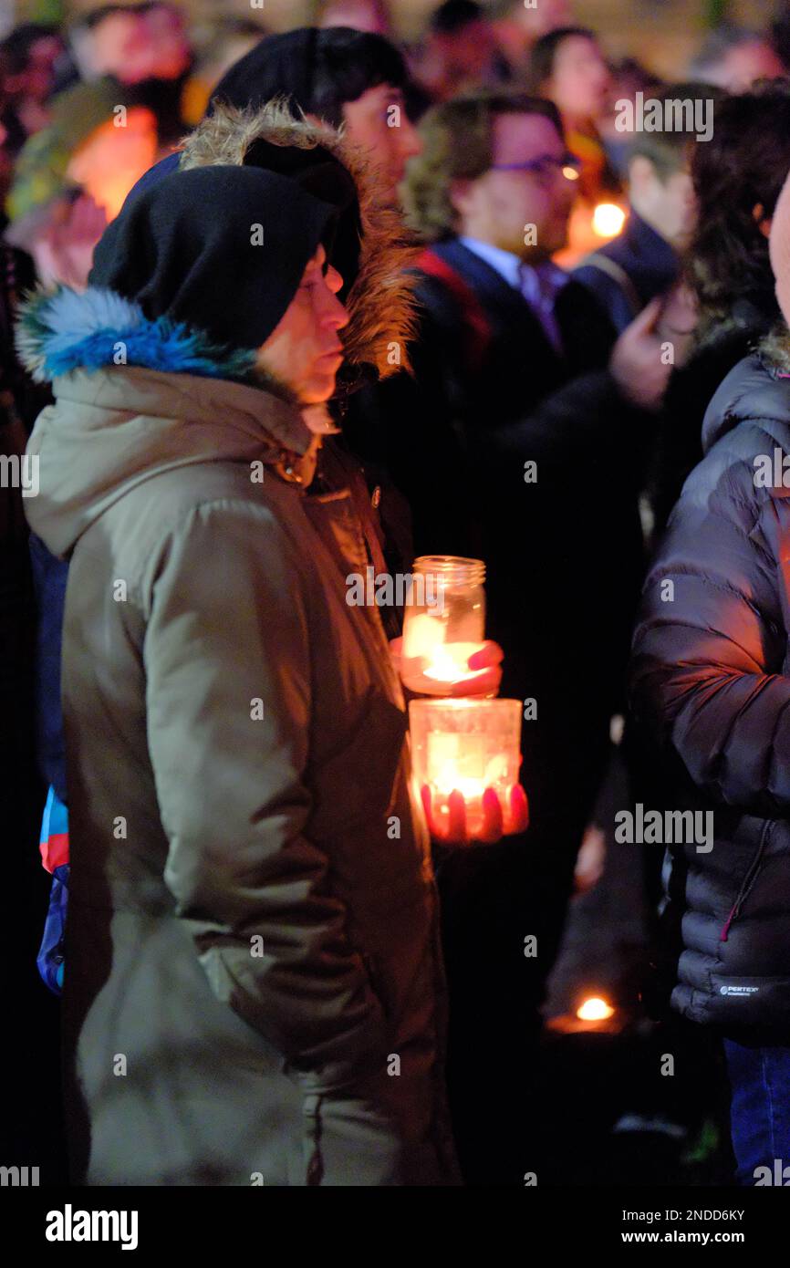 Kerzenlicht Vigil für Brianna Ghey (Manchester). Sackville Gardens, Manchester, Großbritannien. 15. Februar 2023 Eine Candlelight-Wache für Brianna Ghey, eine Transgender-Frau, die am Samstag, den 11. Februar, in Culcheth Linear Park, Warrington, Cheshire, erstochen wurde. Sie war 16 Jahre alt. Ein Mädchen aus Warrington, Cheshire und ein Junge aus Leigh, Lancashire, beide im Alter von 15 Jahren, wurden wegen Mordes angeklagt. Credit Mark Lear/Alamy Live News Stockfoto