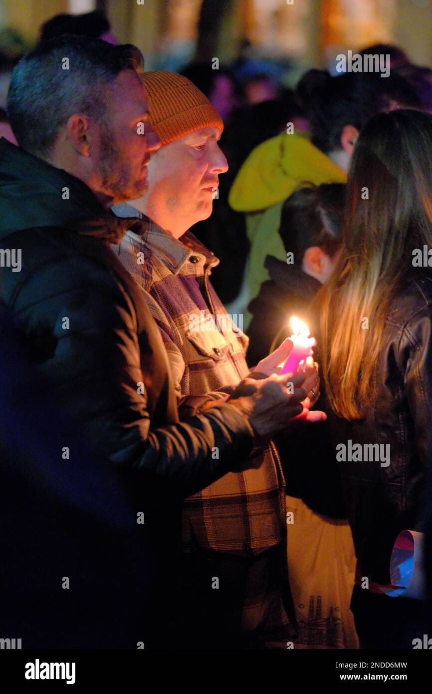 Kerzenlicht Vigil für Brianna Ghey (Manchester). Sackville Gardens, Manchester, Großbritannien. 15. Februar 2023 Eine Candlelight-Wache für Brianna Ghey, eine Transgender-Frau, die am Samstag, den 11. Februar, in Culcheth Linear Park, Warrington, Cheshire, erstochen wurde. Sie war 16 Jahre alt. Ein Mädchen aus Warrington, Cheshire und ein Junge aus Leigh, Lancashire, beide im Alter von 15 Jahren, wurden wegen Mordes angeklagt. Credit Mark Lear/Alamy Live News Stockfoto