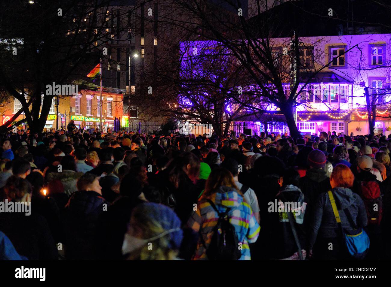 Kerzenlicht Vigil für Brianna Ghey (Manchester). Sackville Gardens, Manchester, Großbritannien. 15. Februar 2023 Eine Candlelight-Wache für Brianna Ghey, eine Transgender-Frau, die am Samstag, den 11. Februar, in Culcheth Linear Park, Warrington, Cheshire, erstochen wurde. Sie war 16 Jahre alt. Ein Mädchen aus Warrington, Cheshire und ein Junge aus Leigh, Lancashire, beide im Alter von 15 Jahren, wurden wegen Mordes angeklagt. Credit Mark Lear/Alamy Live News Stockfoto