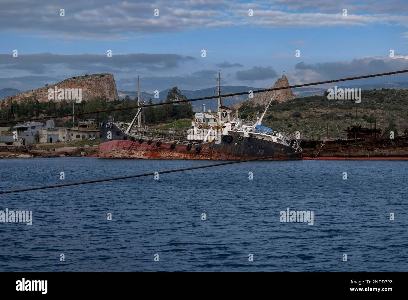 Rusty Shipwreck in Griechenland Stockfoto