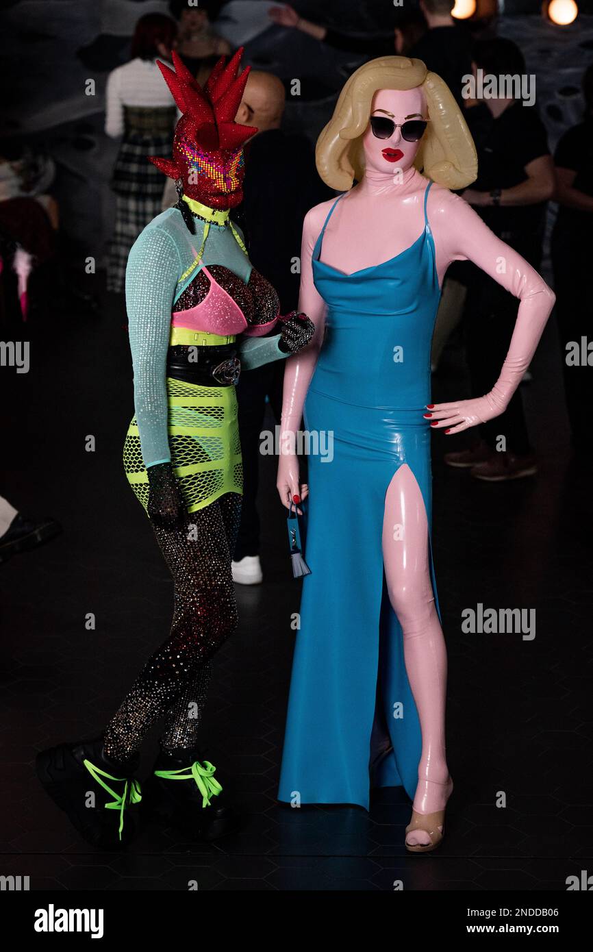 Gäste kommen für die Ausstellung VIN + OMI London Fashion Week im hundert Shoreditch im Osten Londons an. Bilddatum: Mittwoch, 15. Februar 2023. Stockfoto