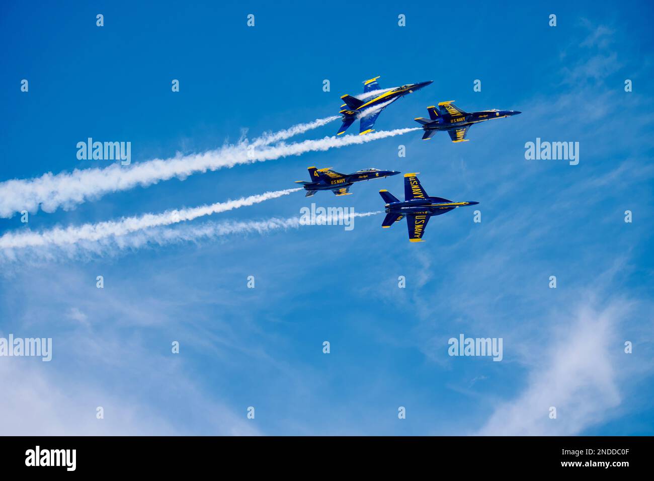 US Navy Blue Angels Demonstrationsteam tritt über dem Golf von Mexiko auf. Stockfoto