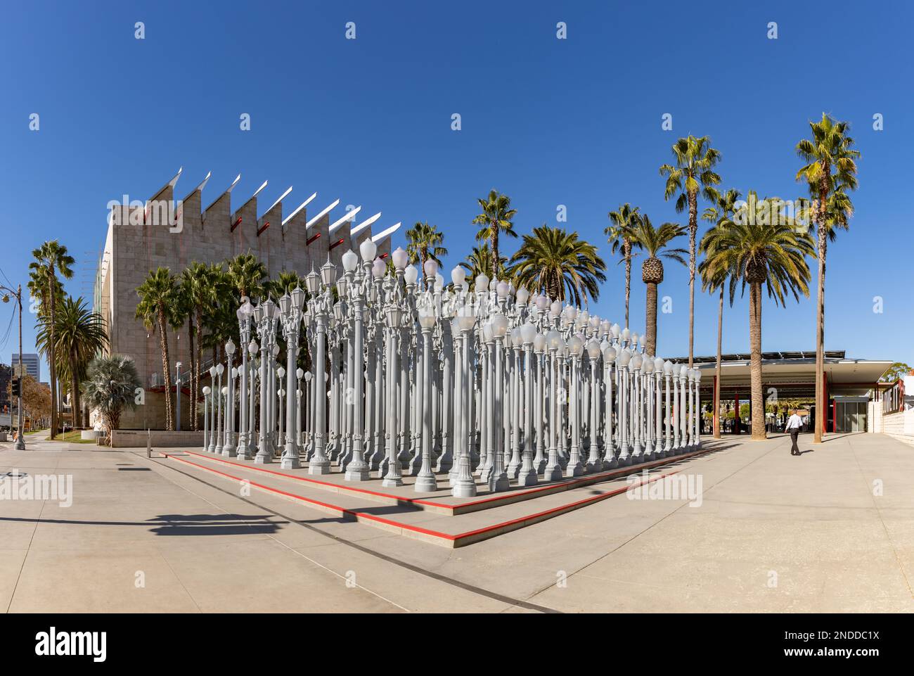 Ein Bild von Urban Light, einer öffentlichen Kunst, die von Chris Burden entworfen und 2008 enthüllt wurde, neben dem Los Angeles County Museum of Art. Stockfoto