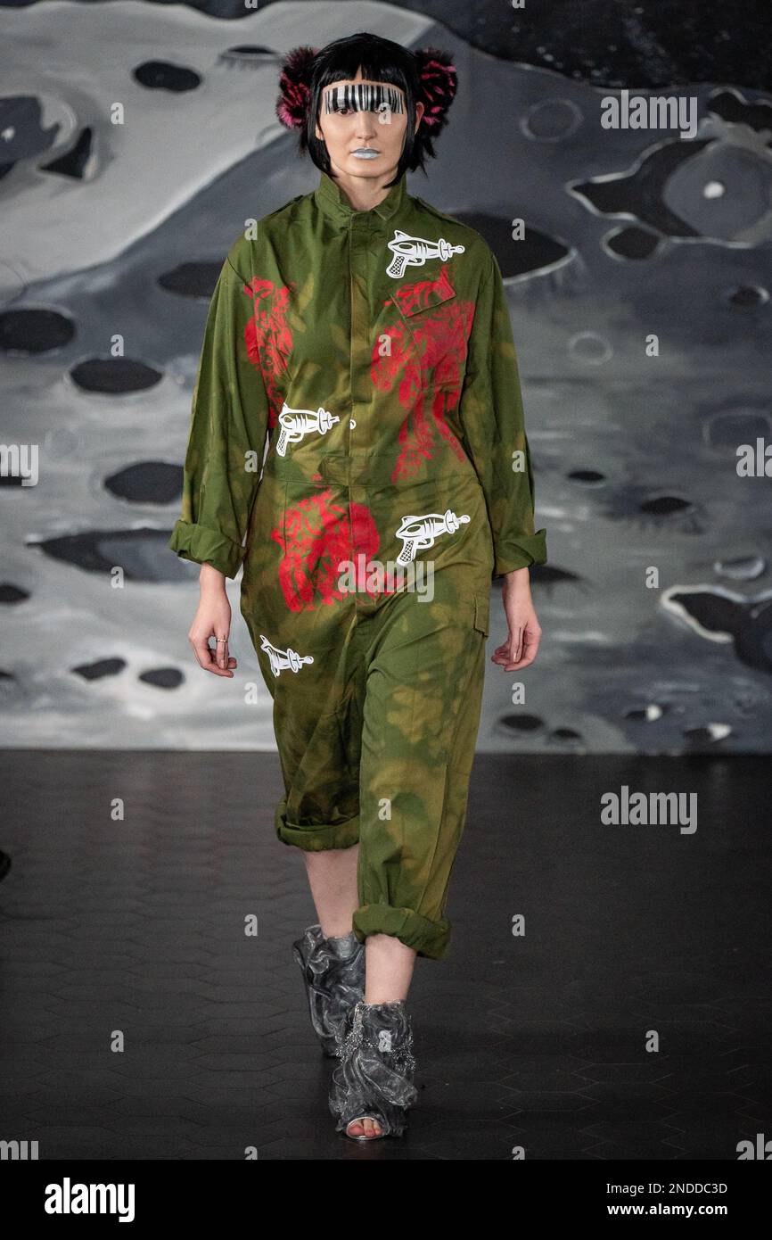 Ein Modell auf dem Laufsteg während der Ausstellung der Londoner Fashion Week bei 100 Shoreditch im Osten Londons. Bilddatum: Mittwoch, 15. Februar 2023. Stockfoto