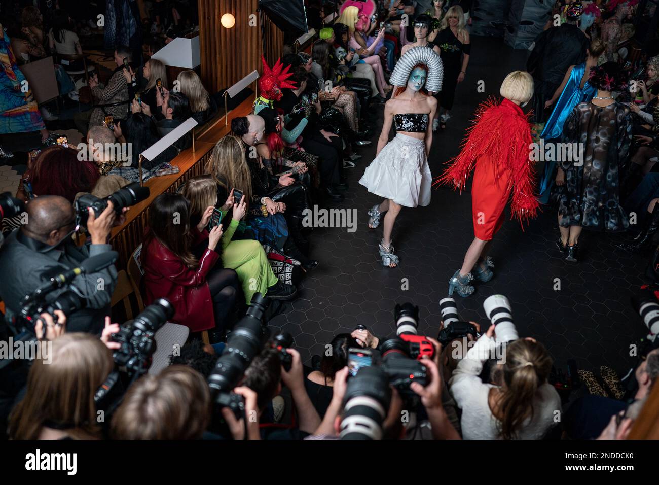 Modelle auf dem Laufsteg während der Ausstellung der Londoner Fashion Week bei One Hundred Shoreditch im Osten Londons. Bilddatum: Mittwoch, 15. Februar 2023. Stockfoto
