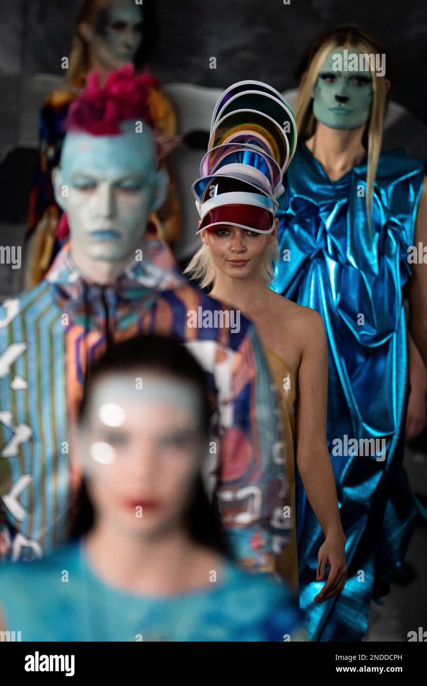 Modelle auf dem Laufsteg während der Ausstellung der Londoner Fashion Week bei One Hundred Shoreditch im Osten Londons. Bilddatum: Mittwoch, 15. Februar 2023. Stockfoto