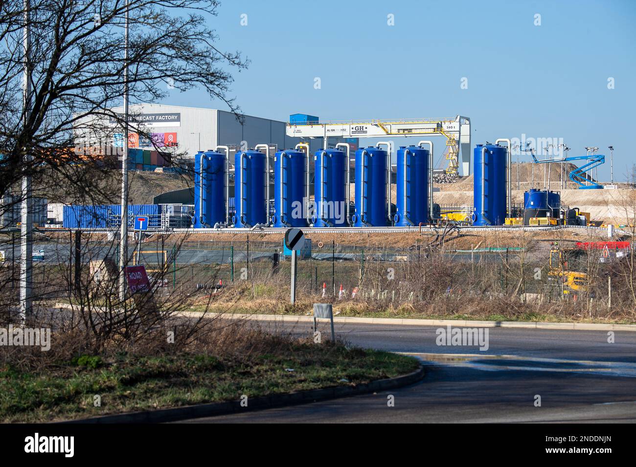 West Hyde, Hertfordshire, Großbritannien. 15. Februar 2023. HS2 Bauarbeiten für die Hochgeschwindigkeitsbahn am Südportal. Der HS2. Standort an der Tilehouse Lane ist nicht erkennbar. Wo einst Felder standen, ähnelt ein Großteil des jetzt HS2 km großen Geländes heute einer kargen Wüste, wo sie scheinbar aus den Chiltern-Tunneln verdorben wird, die von 40-Tonnen-Kipper-Lkws von Volvo abgeladen wird. Kredit: Maureen McLean/Alamy Live News Stockfoto