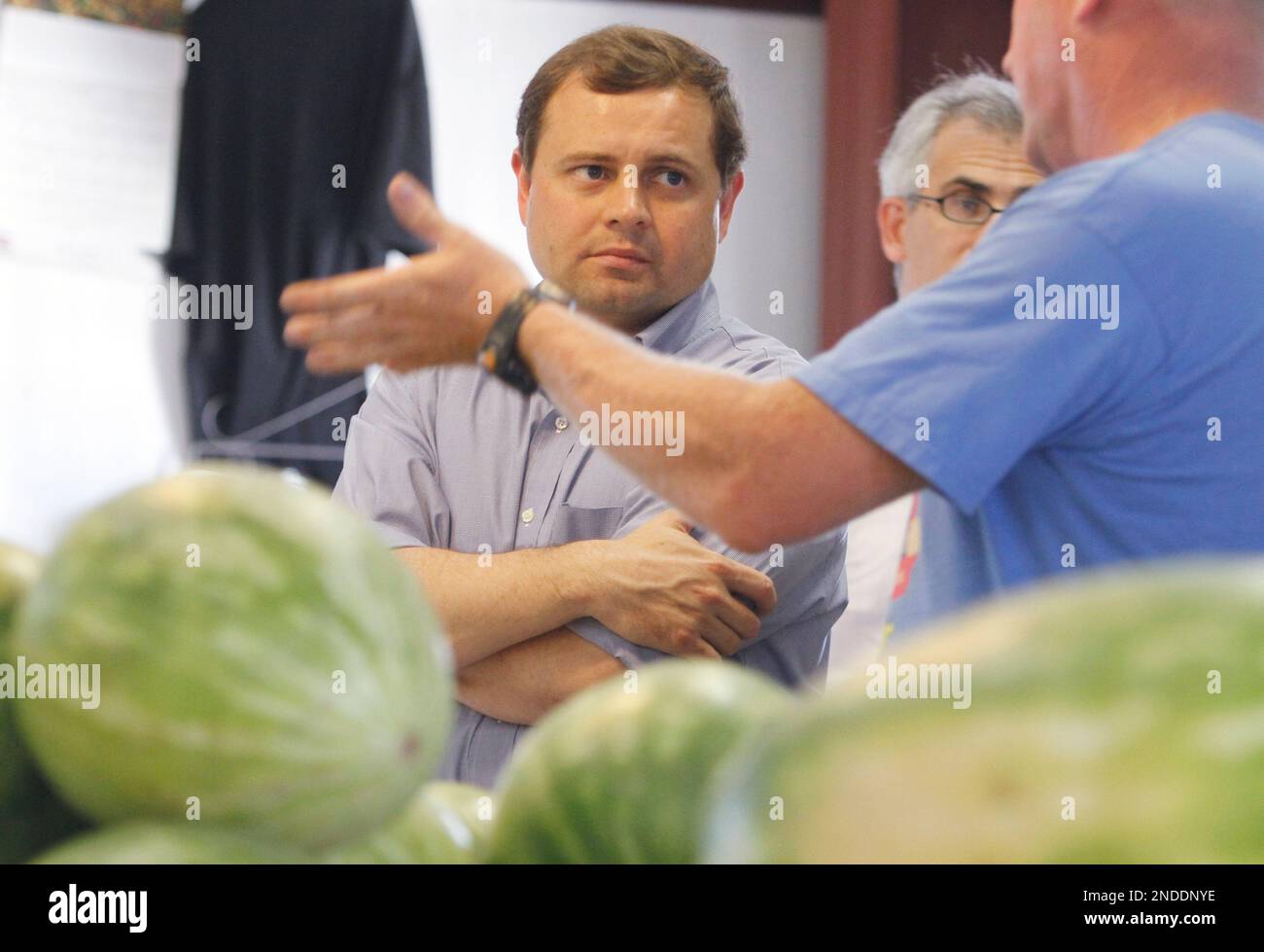 )Virginia Congressman Tom Perriello, left, talks with market owner, Tim Robinette during a walking tour of downtown Chase City, Va., Thursday, July 8, 2010. Perriello faces Republican State Senator Robert Hurt in November's electon. (AP Photo/Steve Helber) Stockfoto