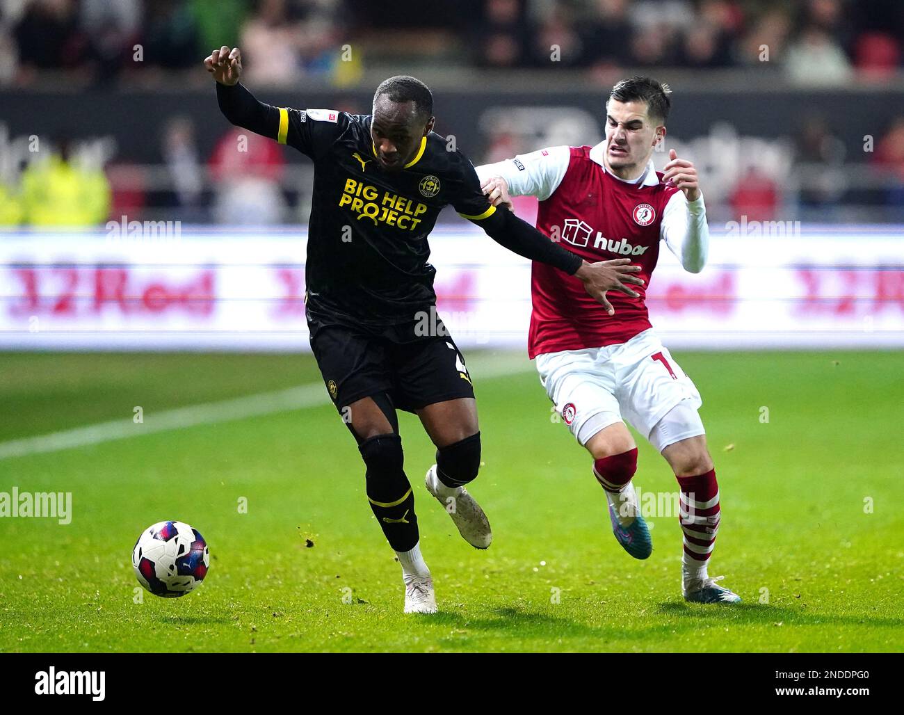 Ryan Nyambe (links) von Wigan Athletic und Anis Mehmeti von Bristol City kämpfen beim Sky Bet Championship-Spiel in Ashton Gate, Bristol, um den Ball. Bilddatum: Mittwoch, 15. Februar 2023. Stockfoto