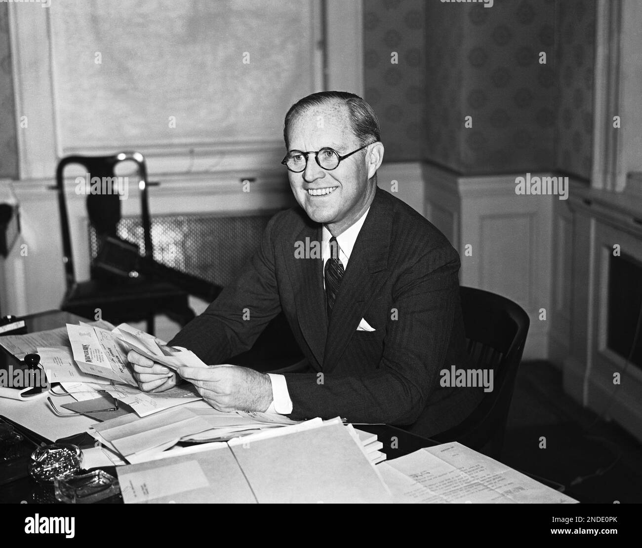 Joseph Patrick Kennedy, known as Joe Kennedy the new U.S. Ambassador at his desk on March 2, 1938, ready to take up his new job. (AP Photo/Staff/Puttnam) Stockfoto