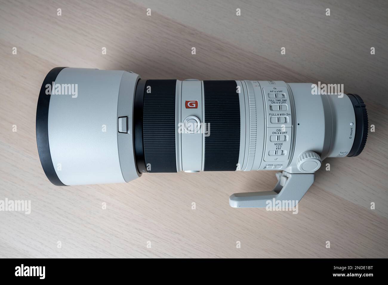 G-Master Sony FE 70-200mm F2,8 GM OSS II neues Objektiv für spiegellose Kameras. Selektiver Fokus, isoliert auf weißem Hintergrund Stockfoto